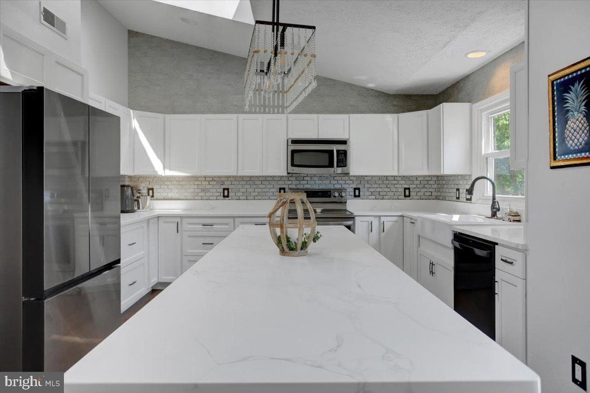 1163 Kings Court photo 5