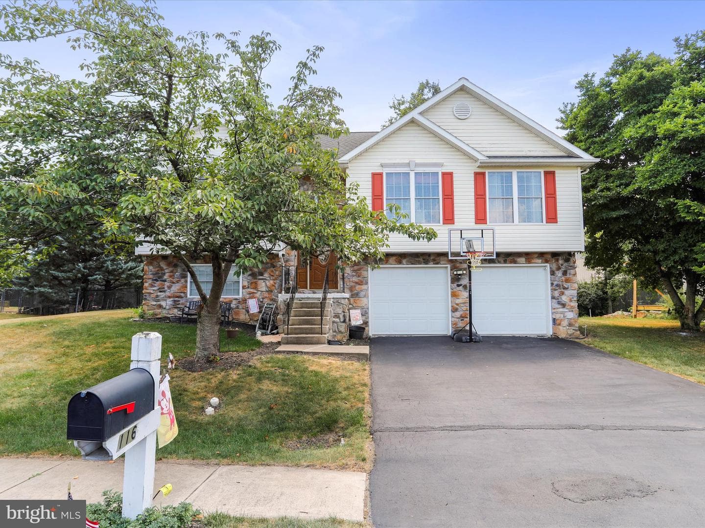 116 Hykes Road E photo 3