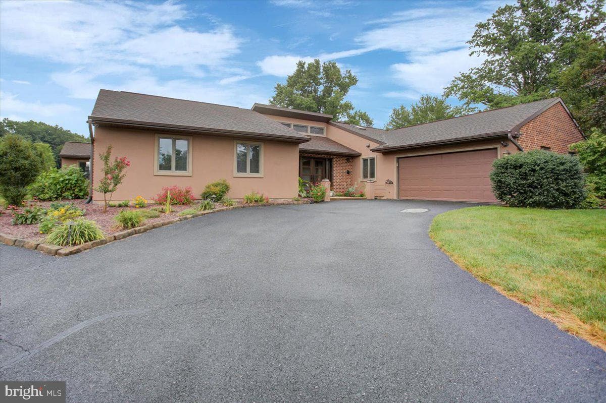 1577 Marilyn Court photo 2