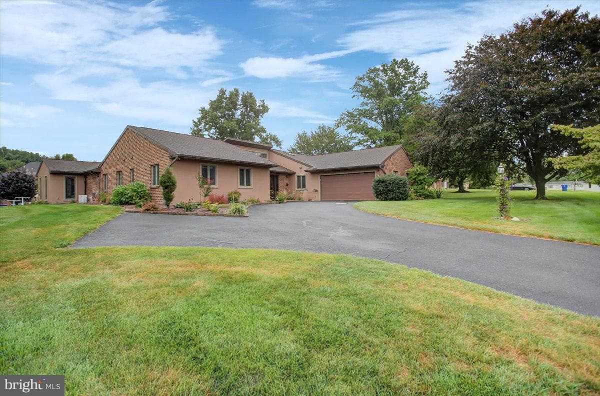 1577 Marilyn Court photo 3