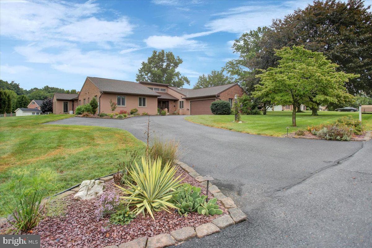1577 Marilyn Court photo 4