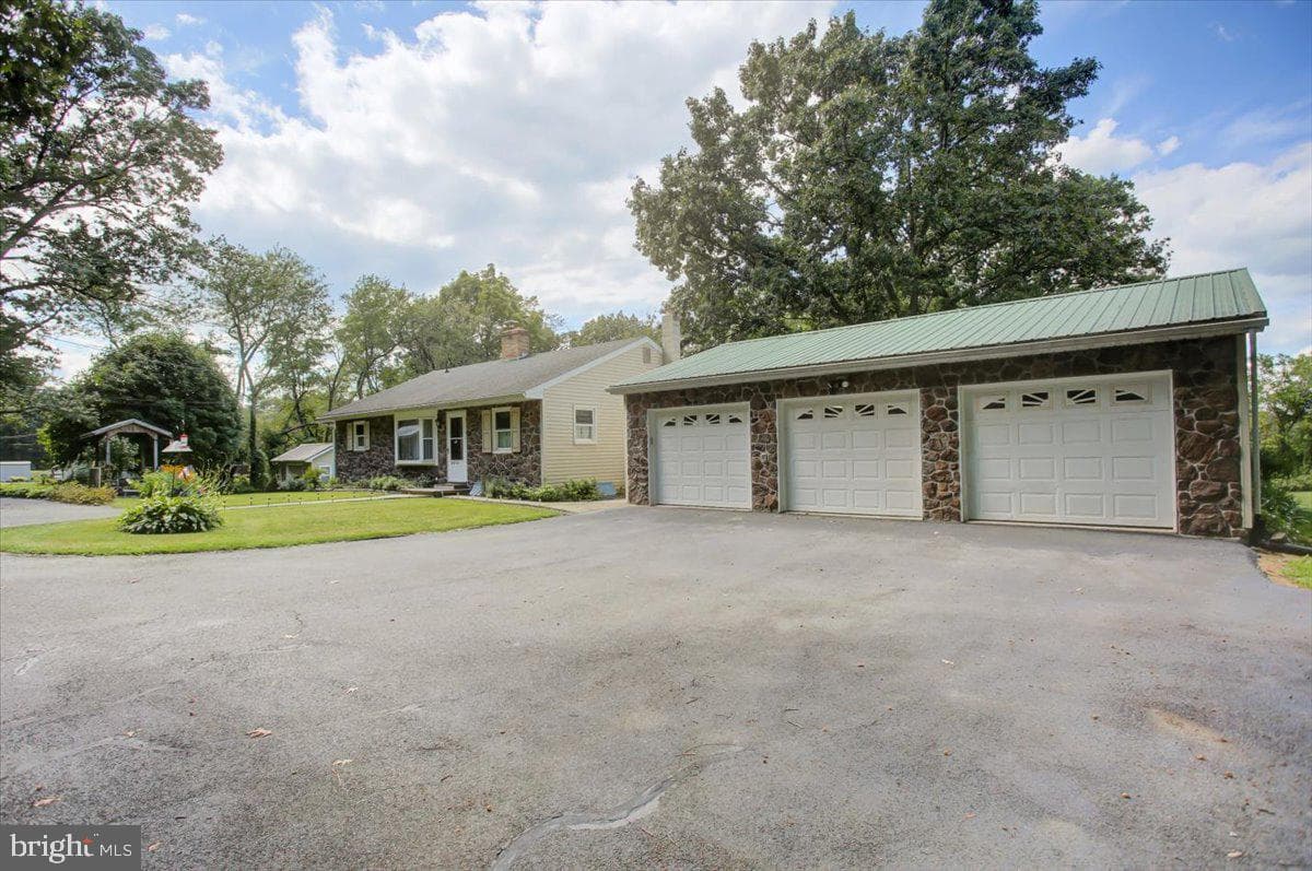 2313 Lindsay Lot Road photo 2