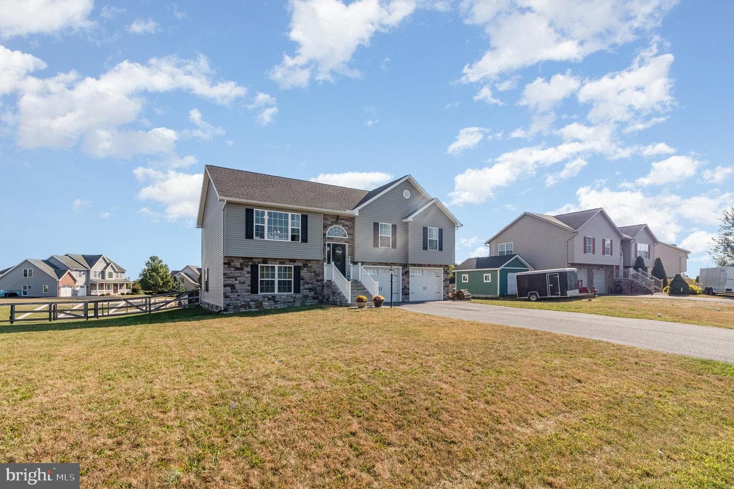 833 Lindia Drive photo 2
