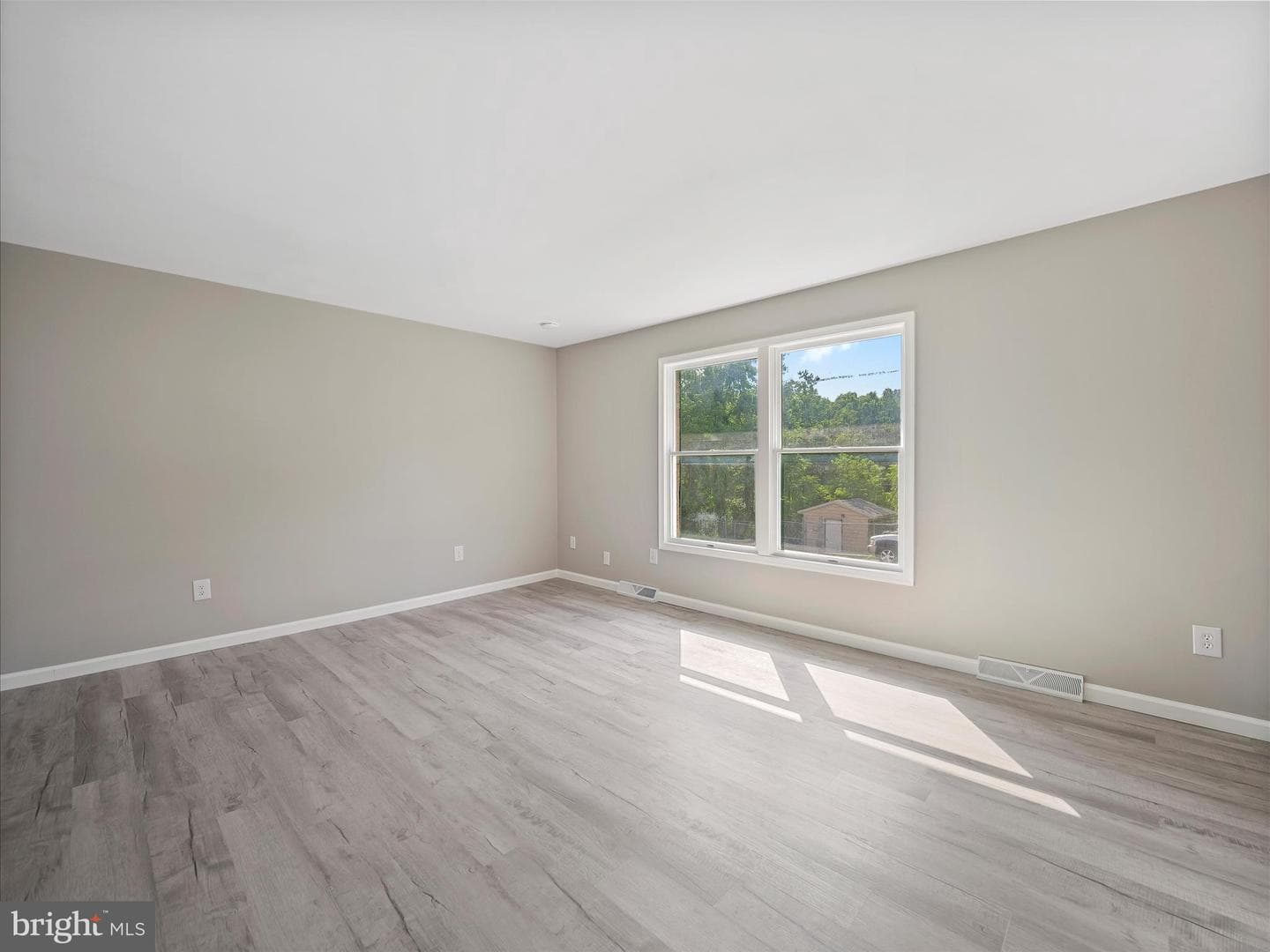 1448 Hollywell Avenue photo 4
