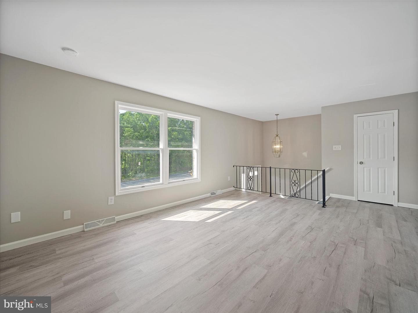 1448 Hollywell Avenue photo 5