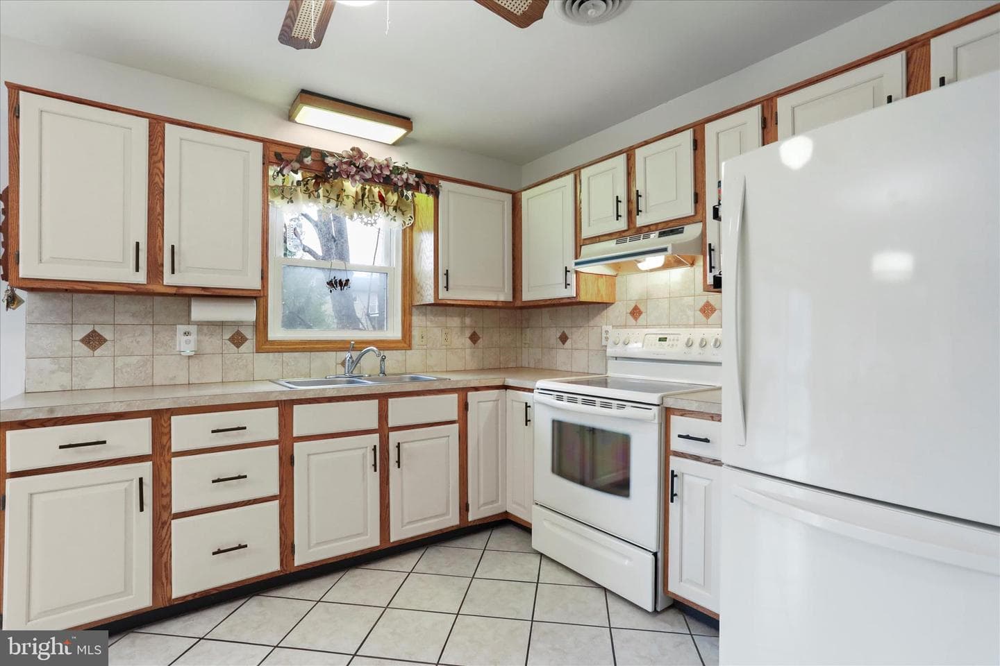 132 Jameslee Drive photo 17