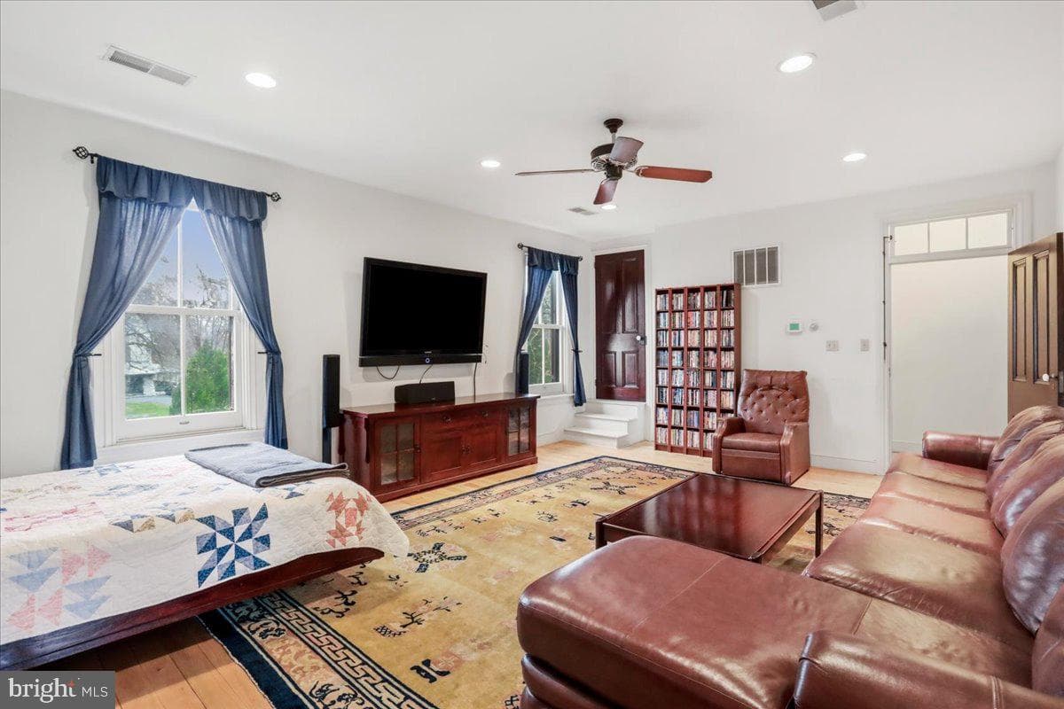 827 Philadelphia Avenue photo 39