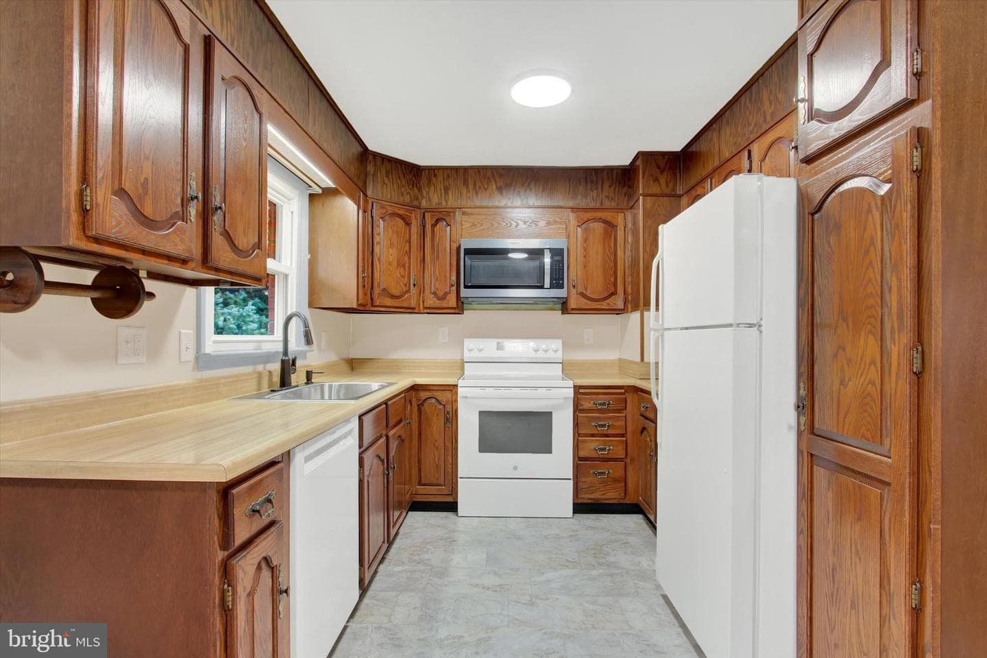 306 Cottage Street photo 8