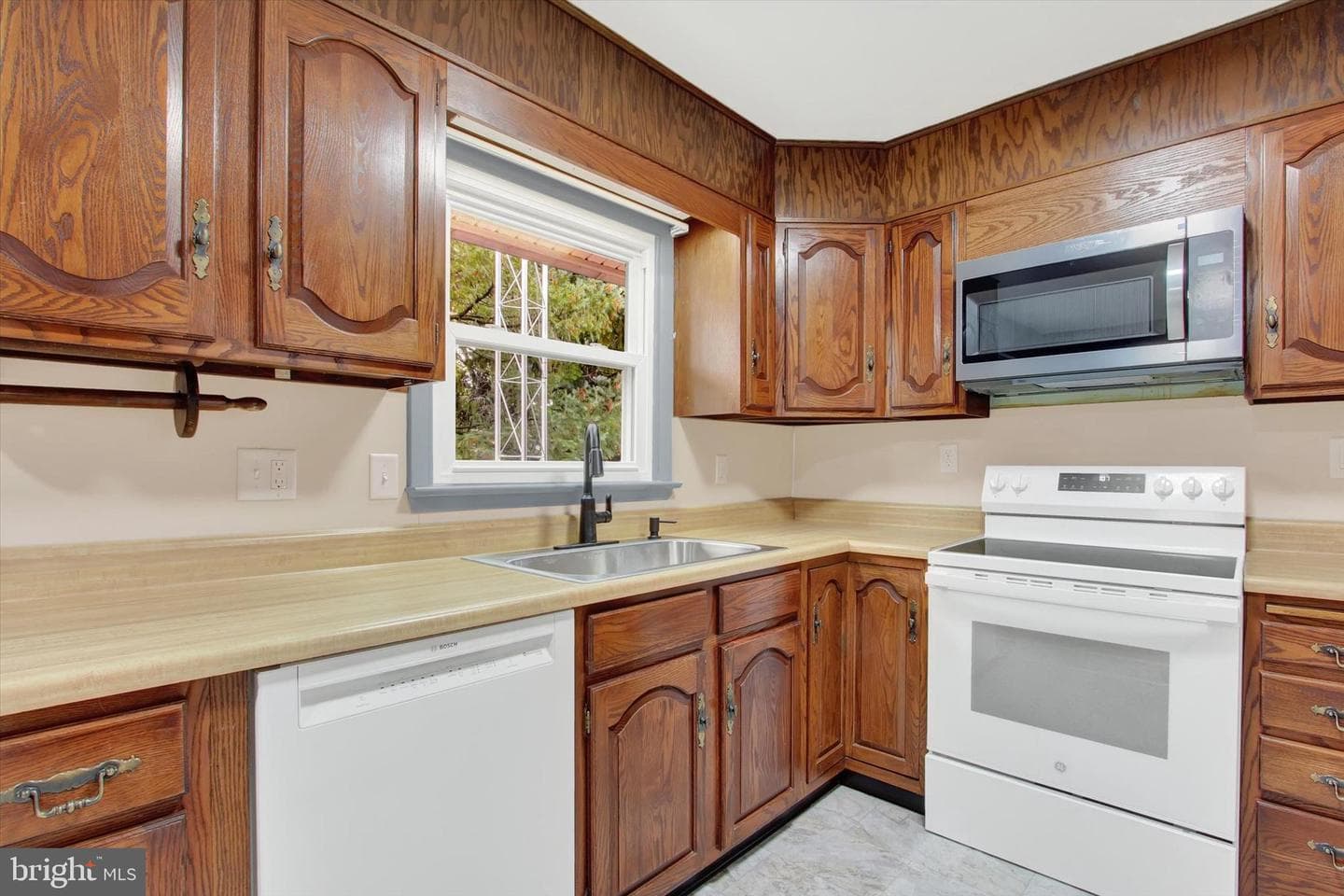 306 Cottage Street photo 9