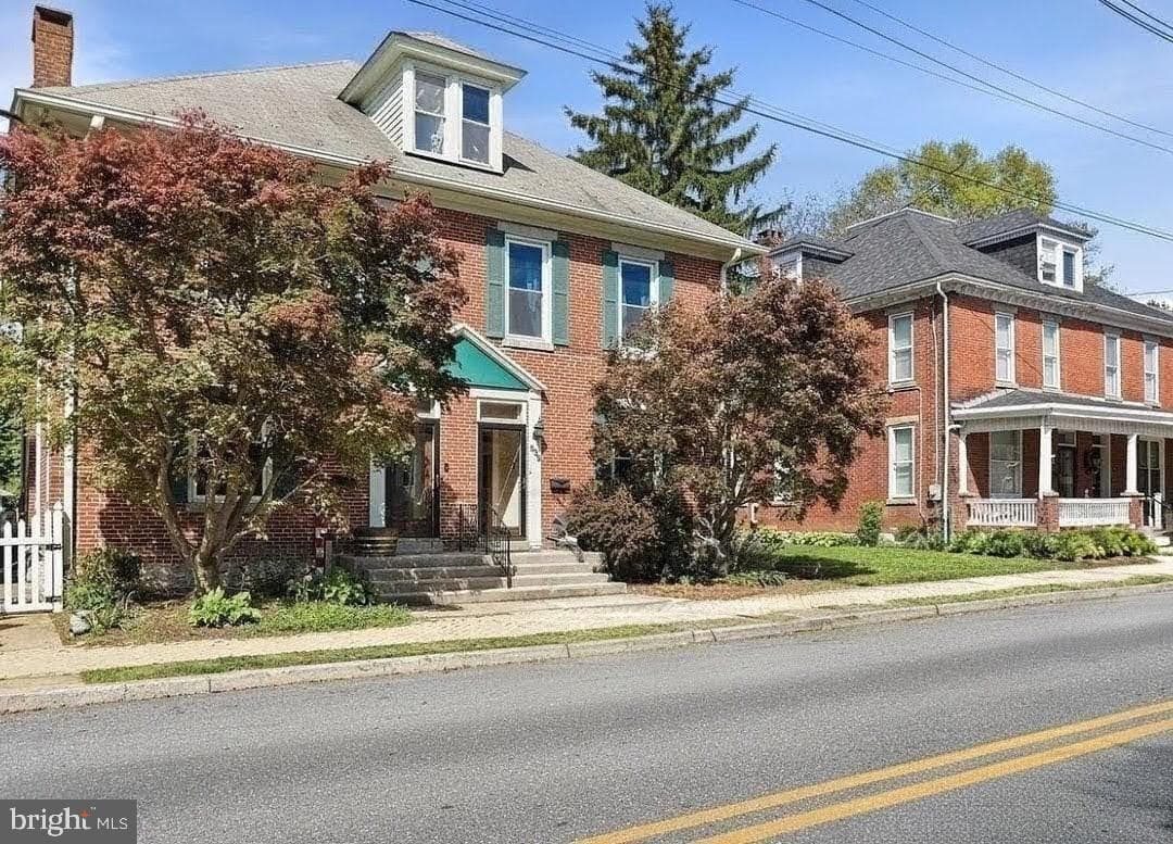 539 E King St photo 3