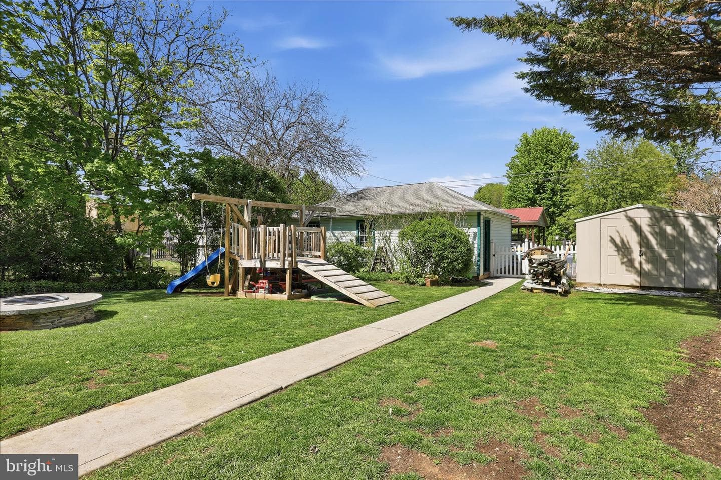 539 E King St photo 55
