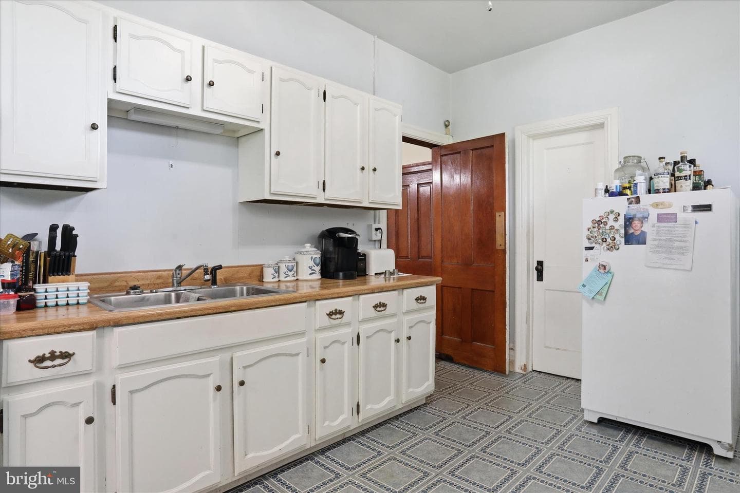 539 E King St photo 36