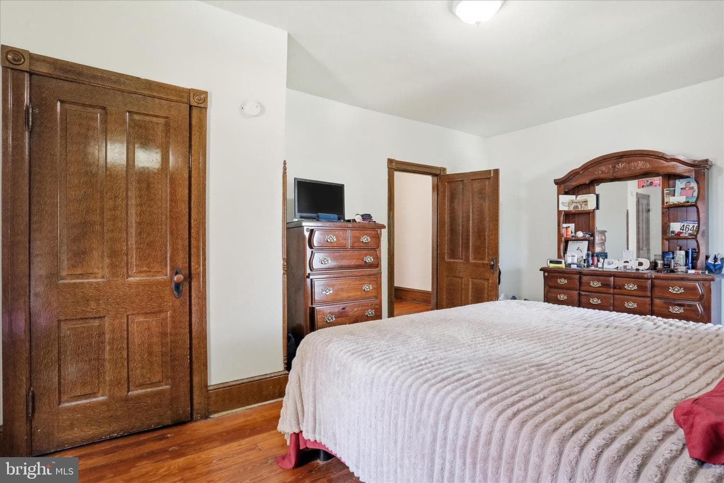 539 E King St photo 41