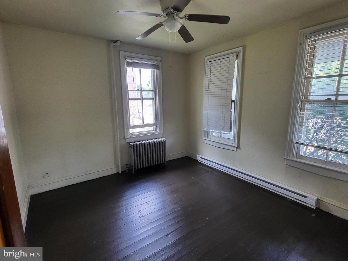 446 E Queen Street photo 8