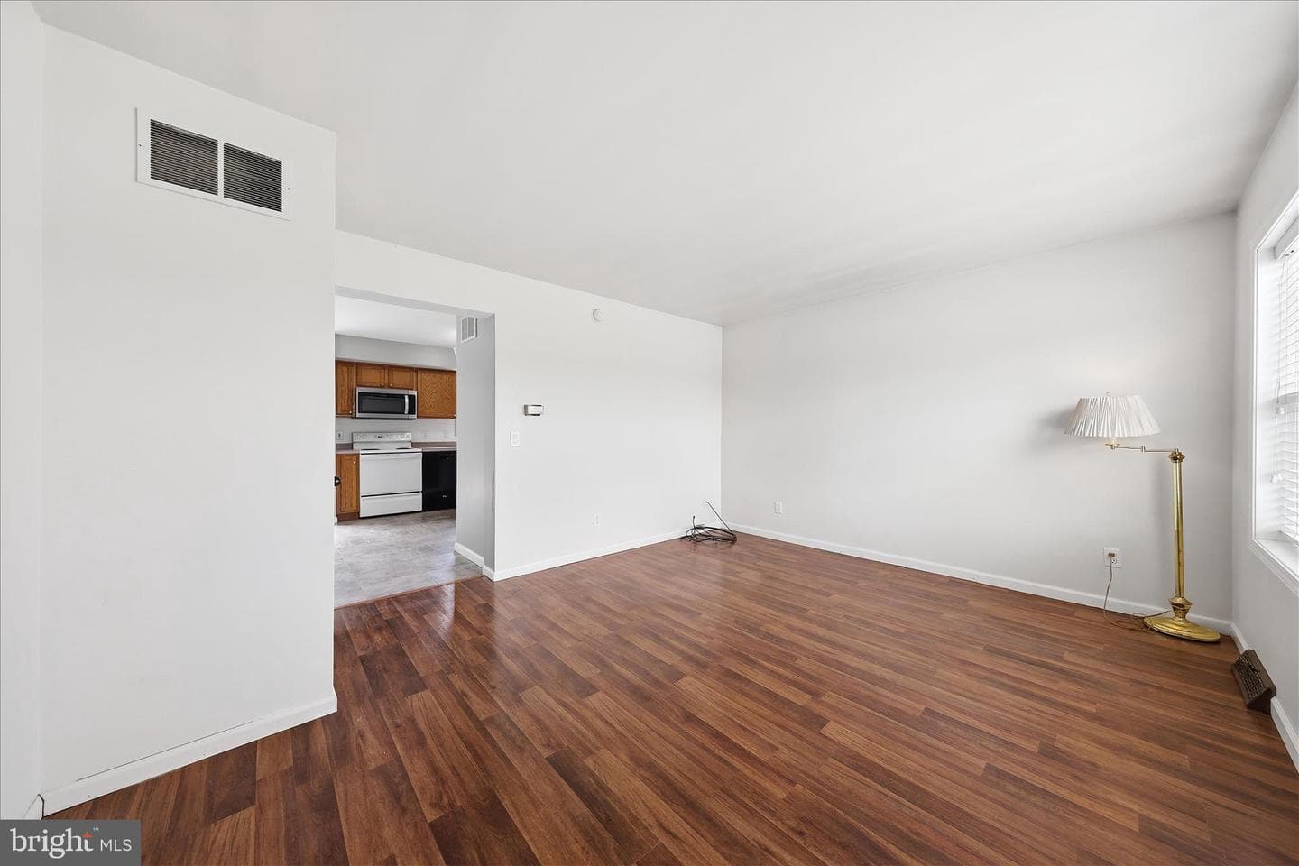 8757 Kings Road photo 5