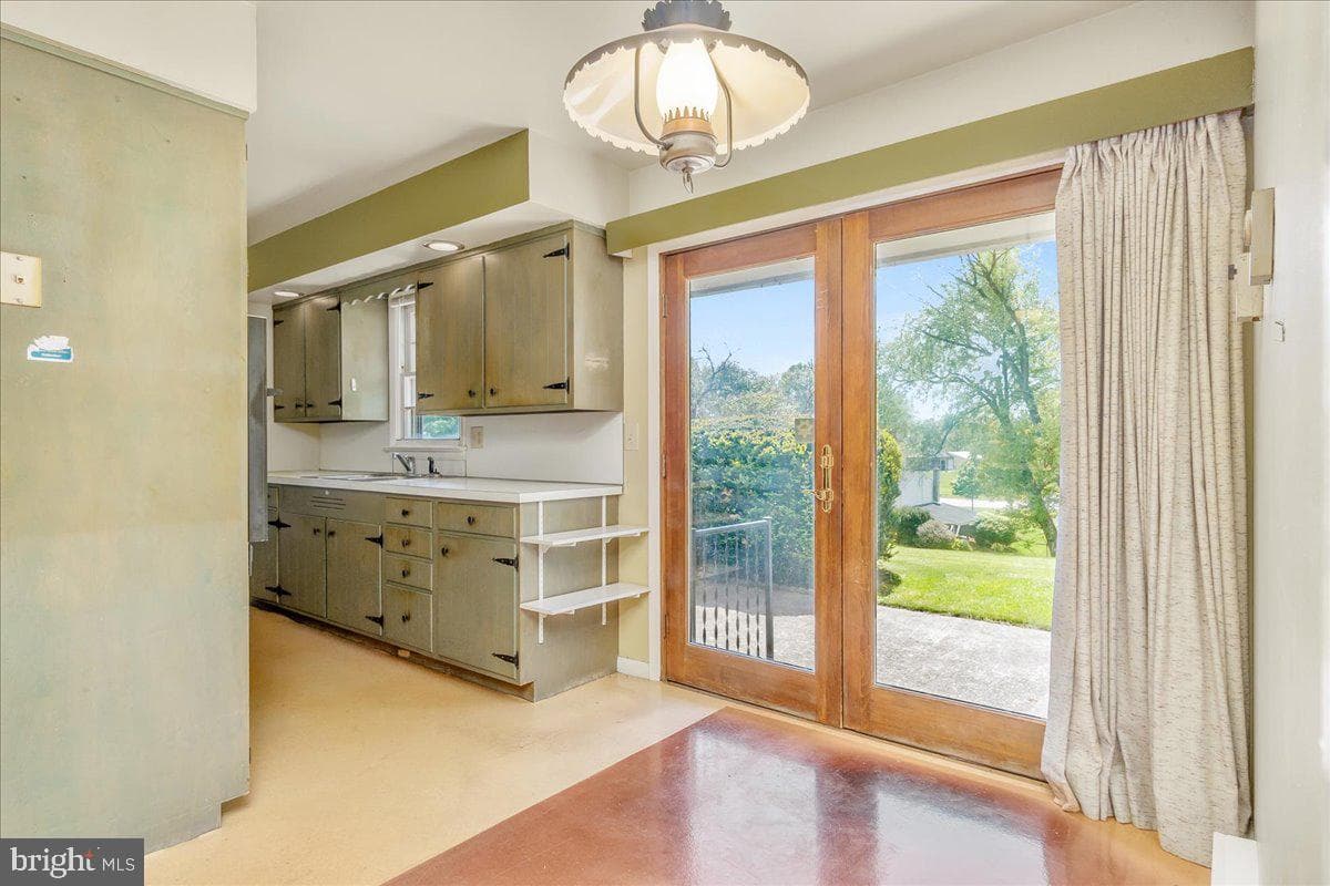 6391 Hillcrest photo 17