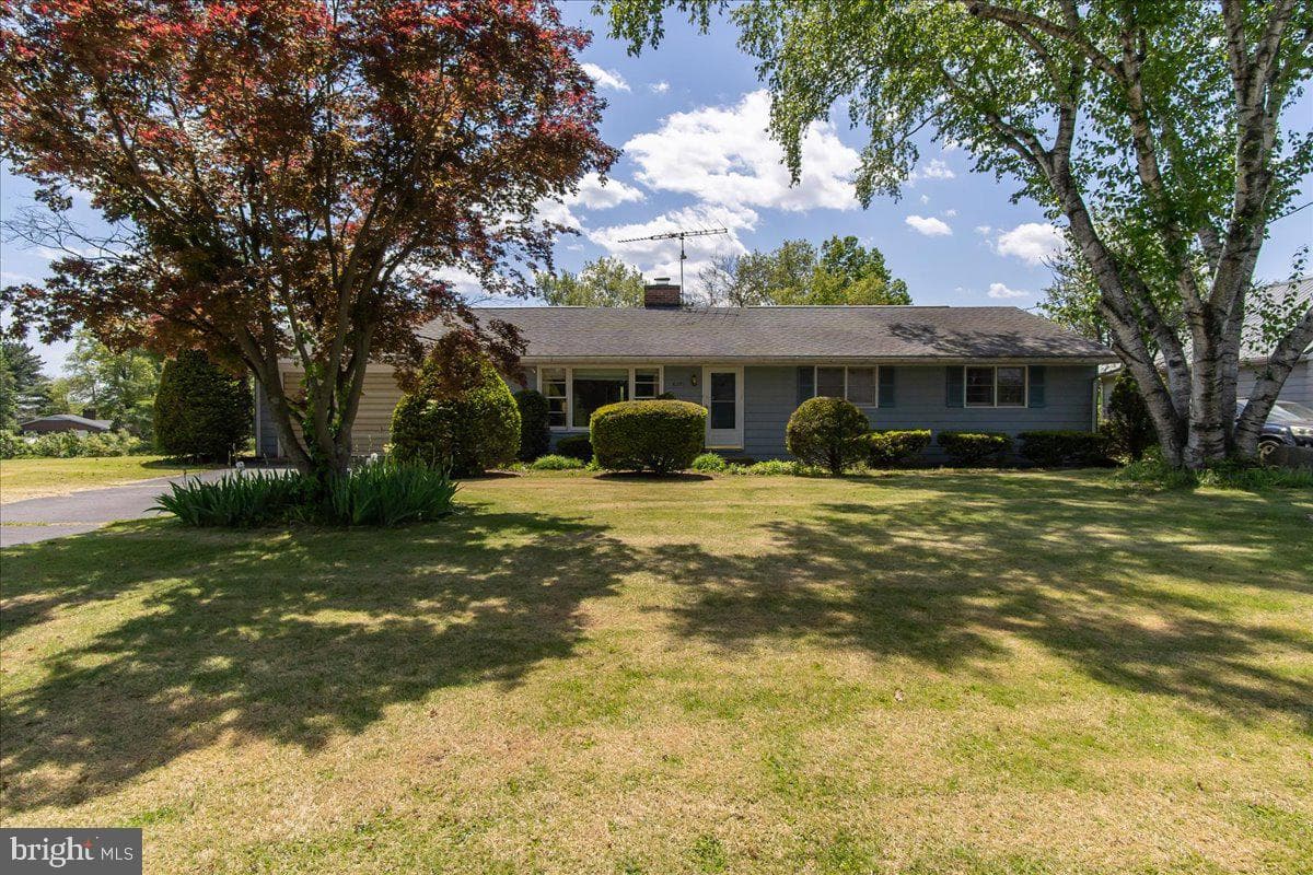 6391 Hillcrest photo 2