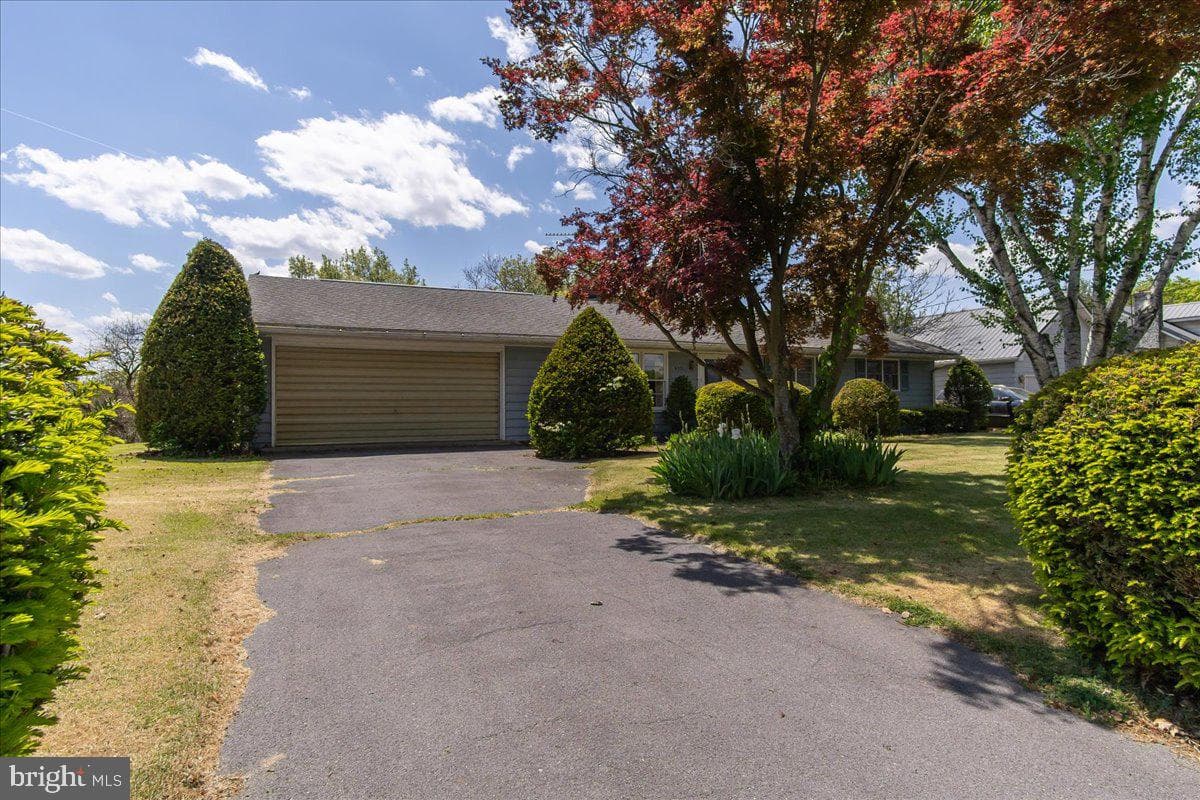 6391 Hillcrest photo 3