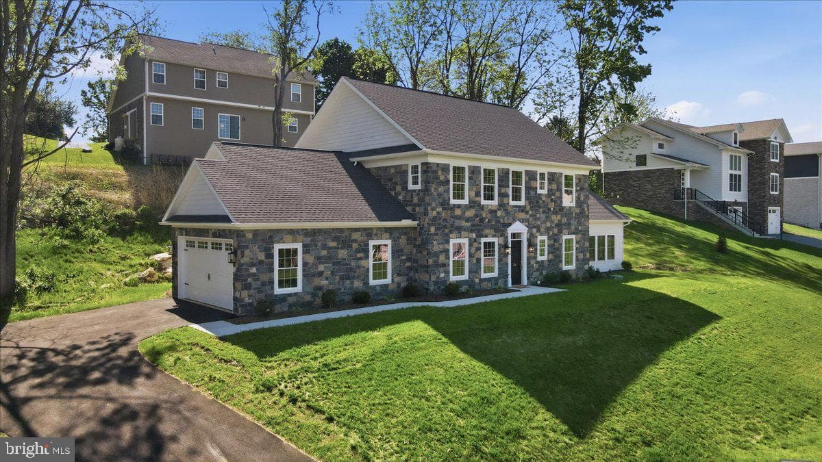 130 Woodbriar Drive photo 3