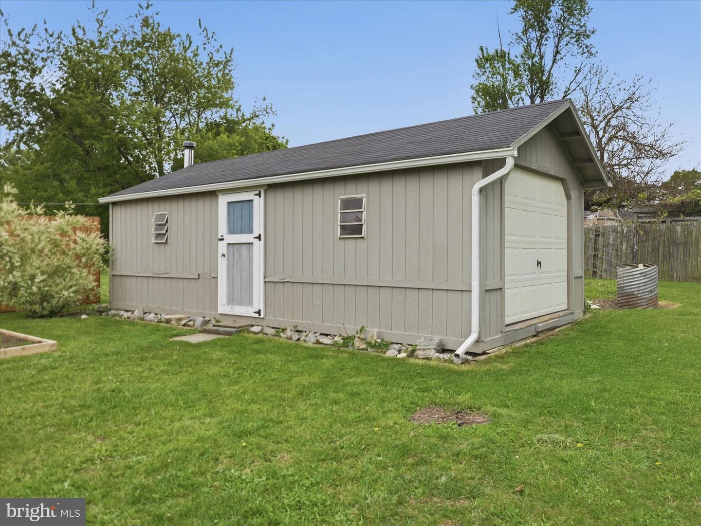 380 Hade Street photo 4