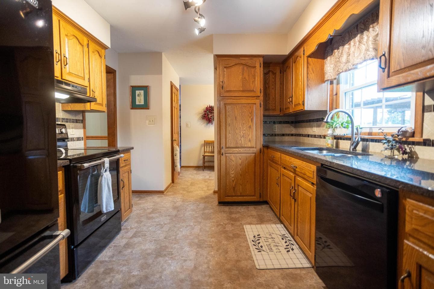 1015 Heritage Avenue photo 8