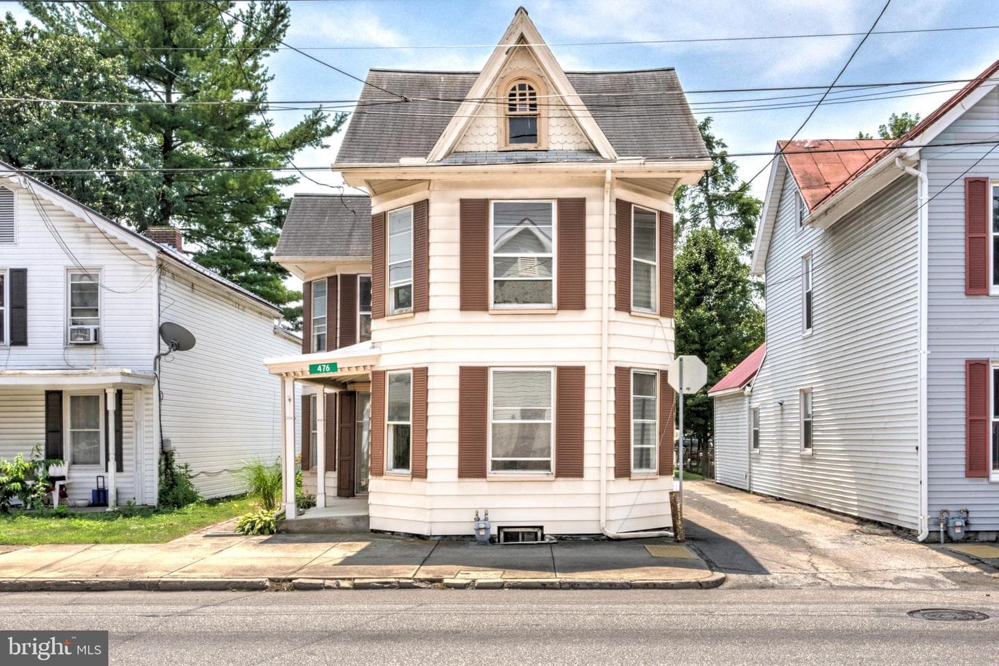 476 E E Queen Street photo 1
