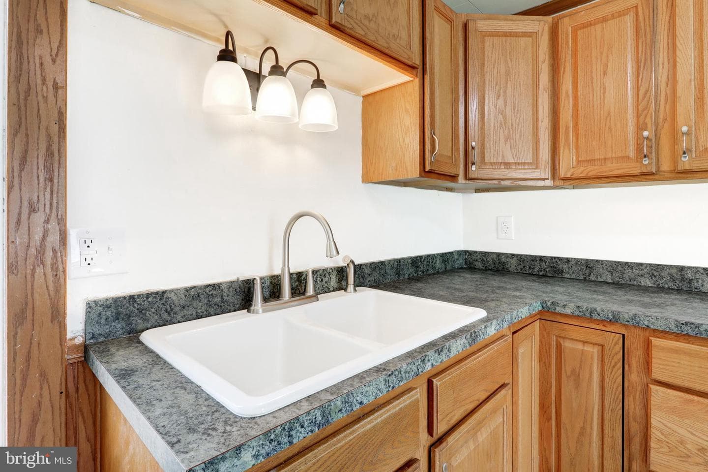 476 E E Queen Street photo 12