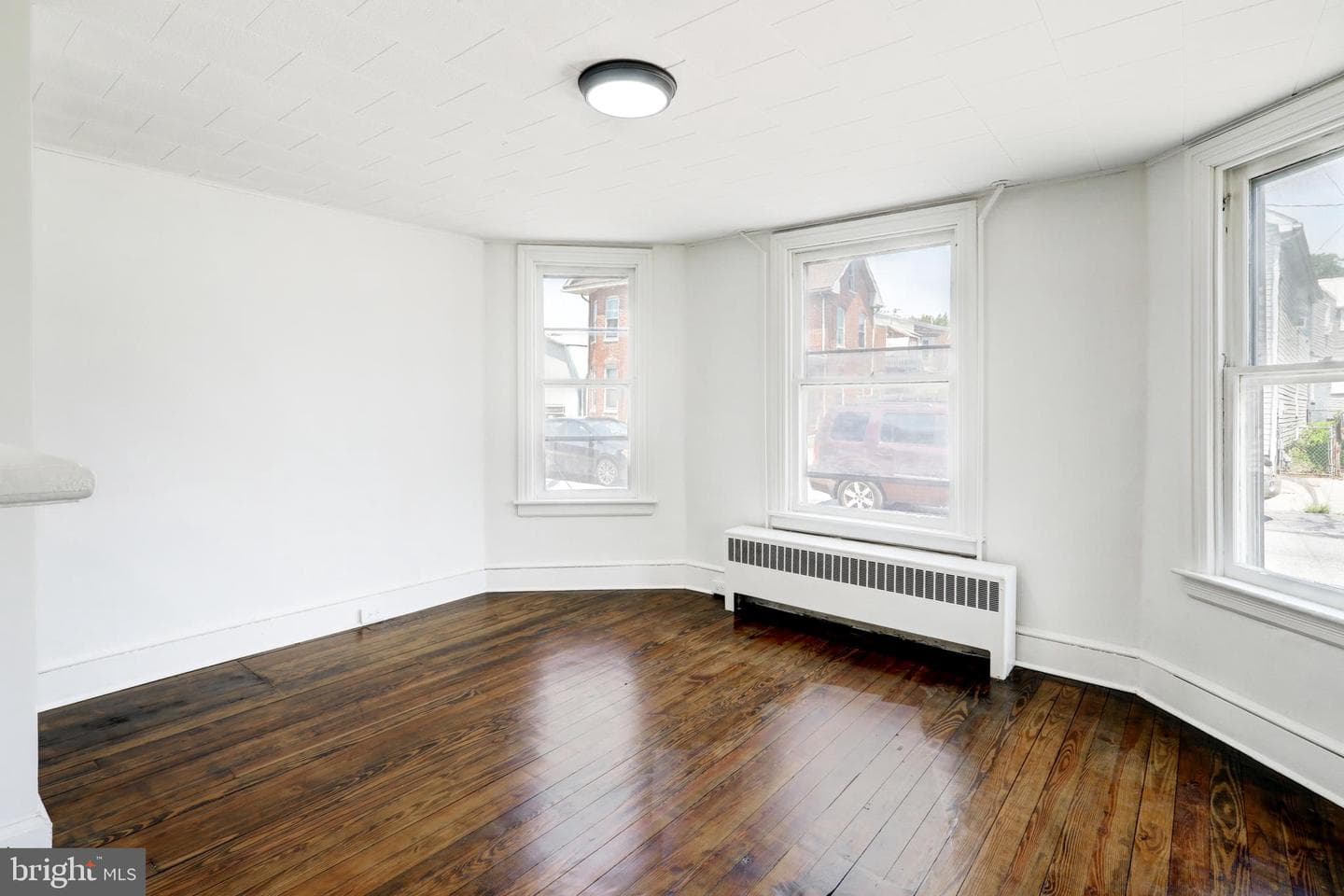 476 E E Queen Street photo 15