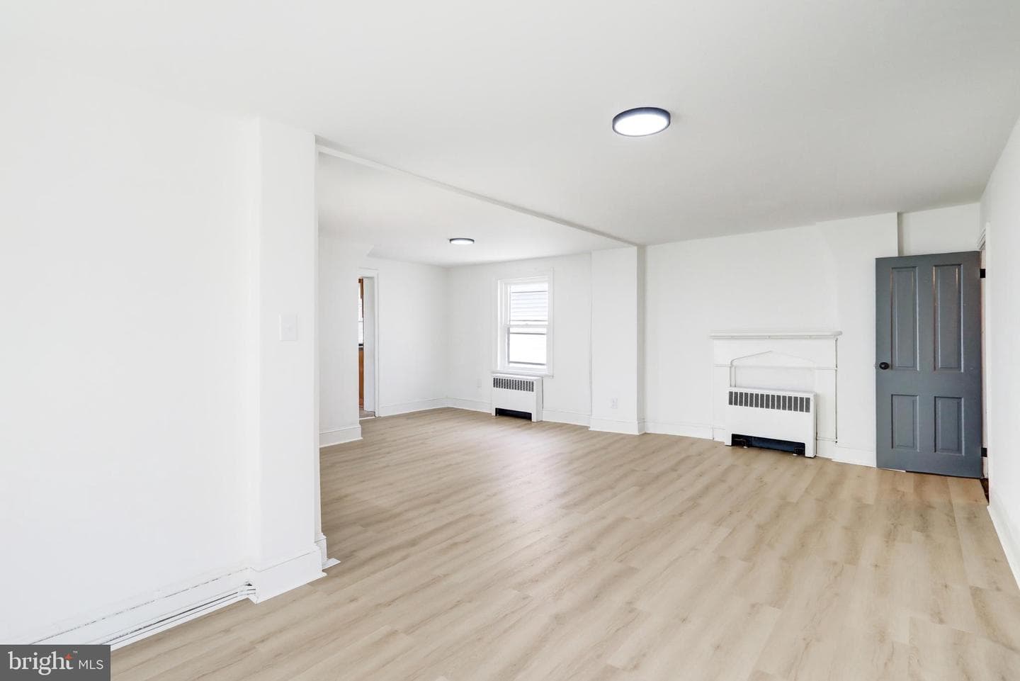 476 E E Queen Street photo 2