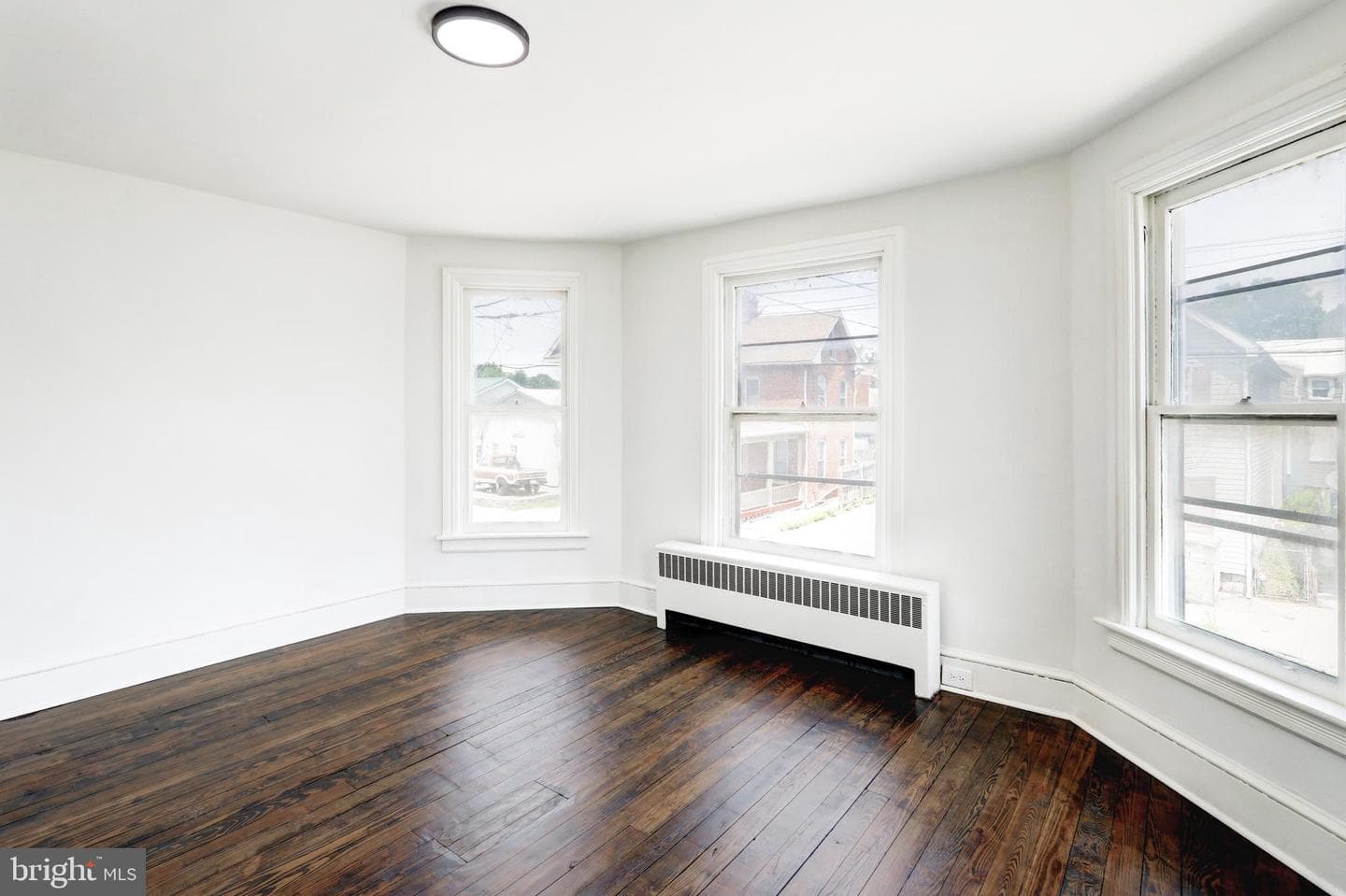 476 E E Queen Street photo 20