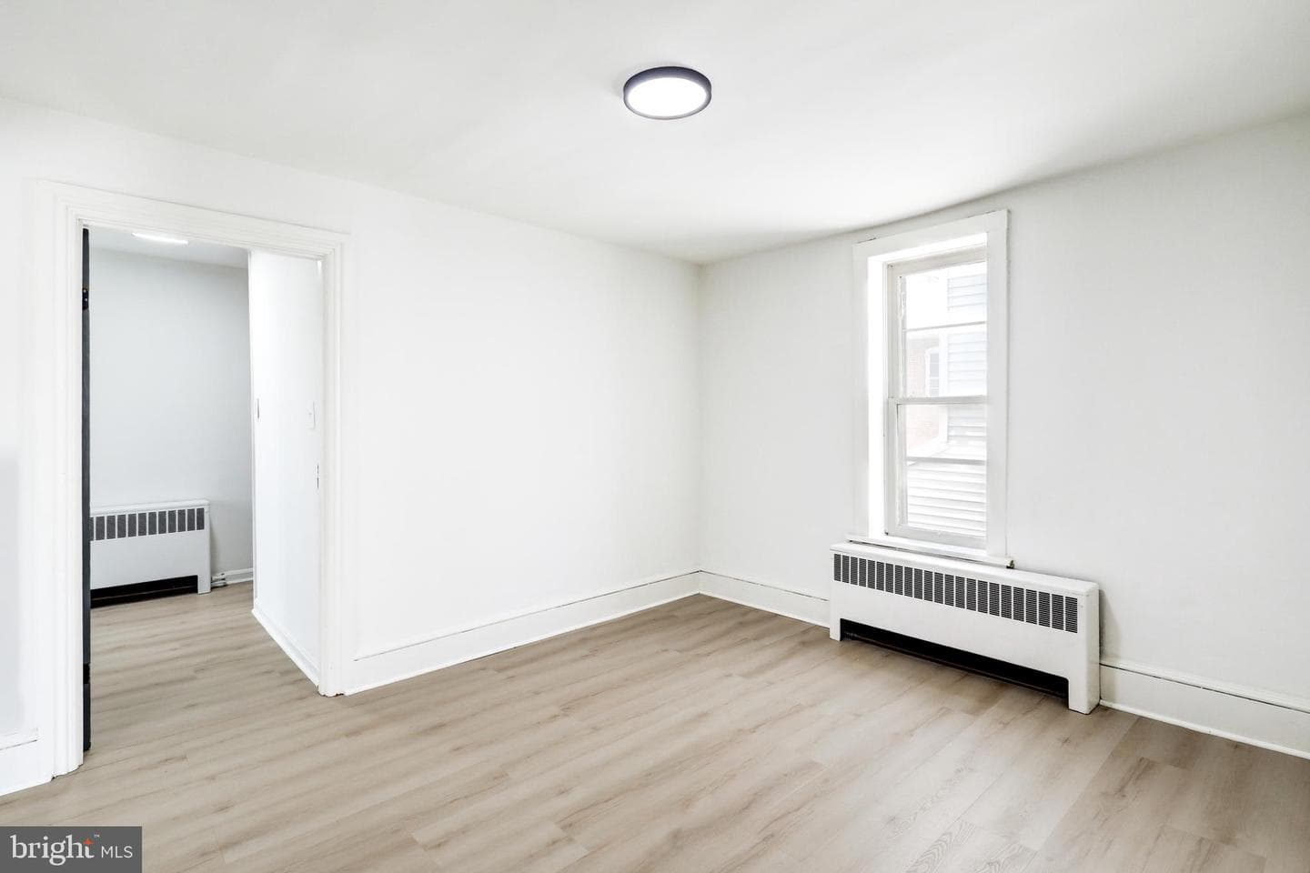 476 E E Queen Street photo 22