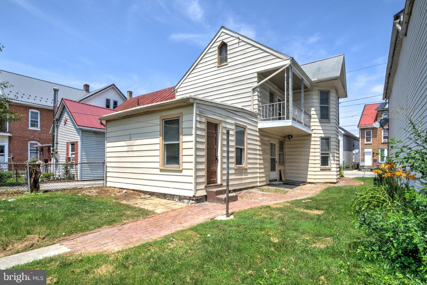 476 E E Queen Street photo 34