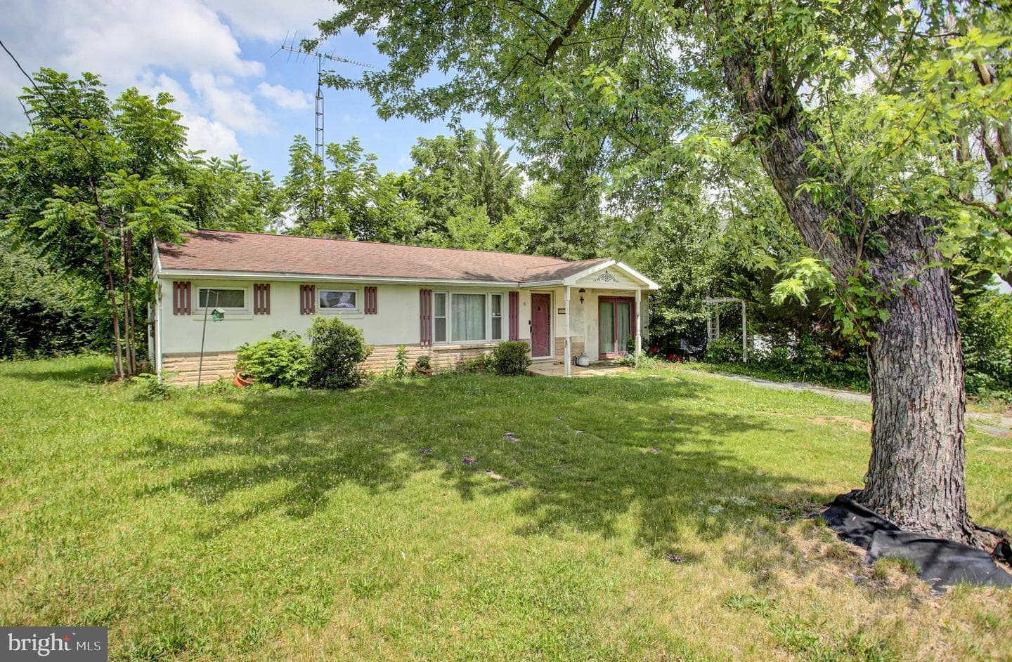 1811 Holly Lane photo 3