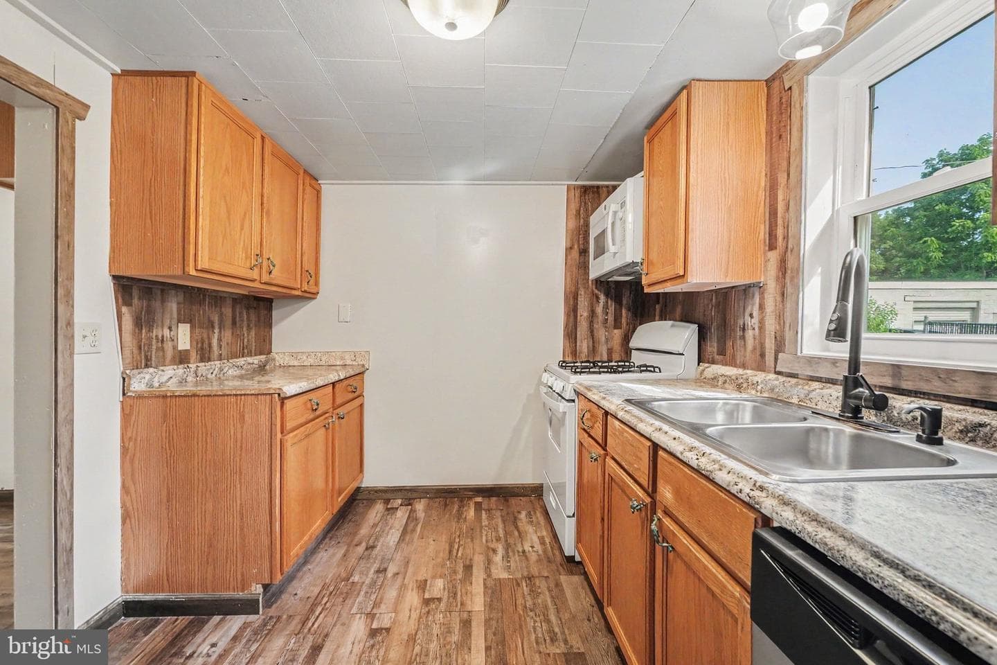 222 W 4th St photo 10