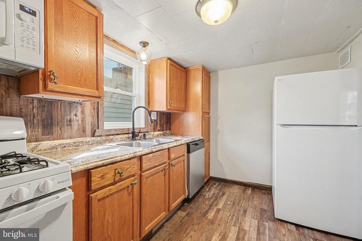 222 W 4th St photo 11