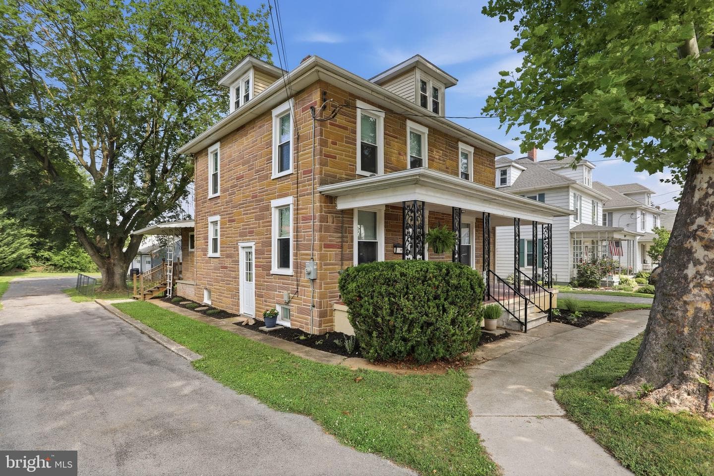 552 N Allison St photo 3
