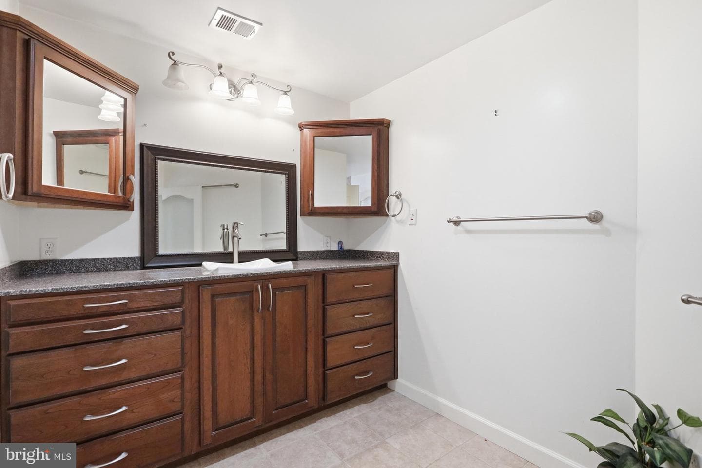 2419 Somerset Road photo 59
