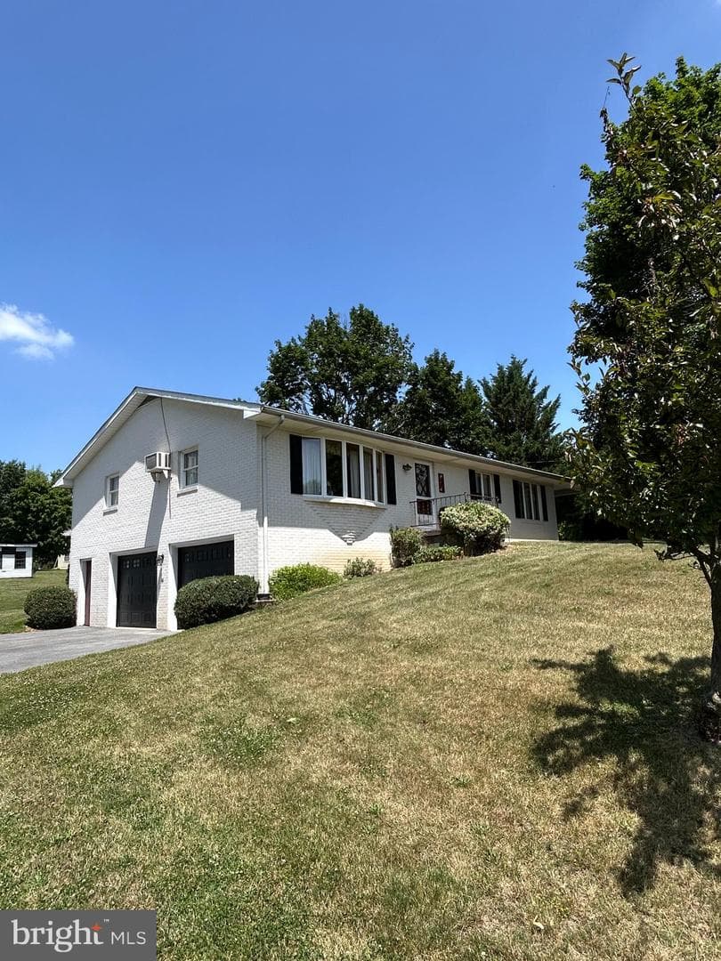 8221 Stone Bridge Rd, Greencastle