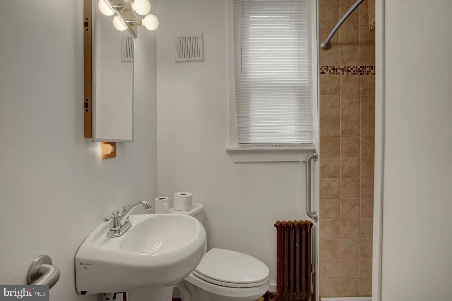 343 W Queen Street photo 6