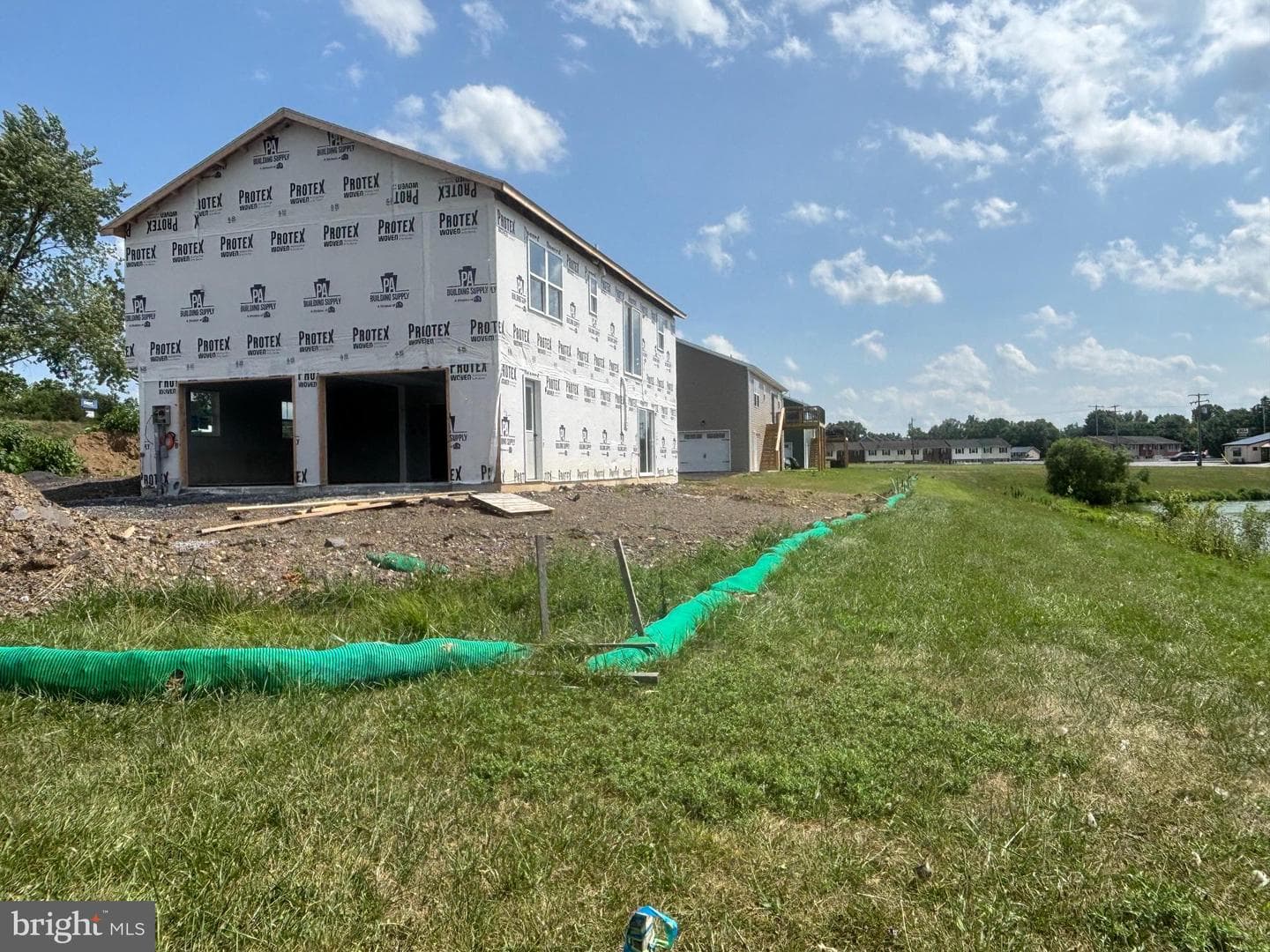 181 Meadowcreek Drive N photo 4