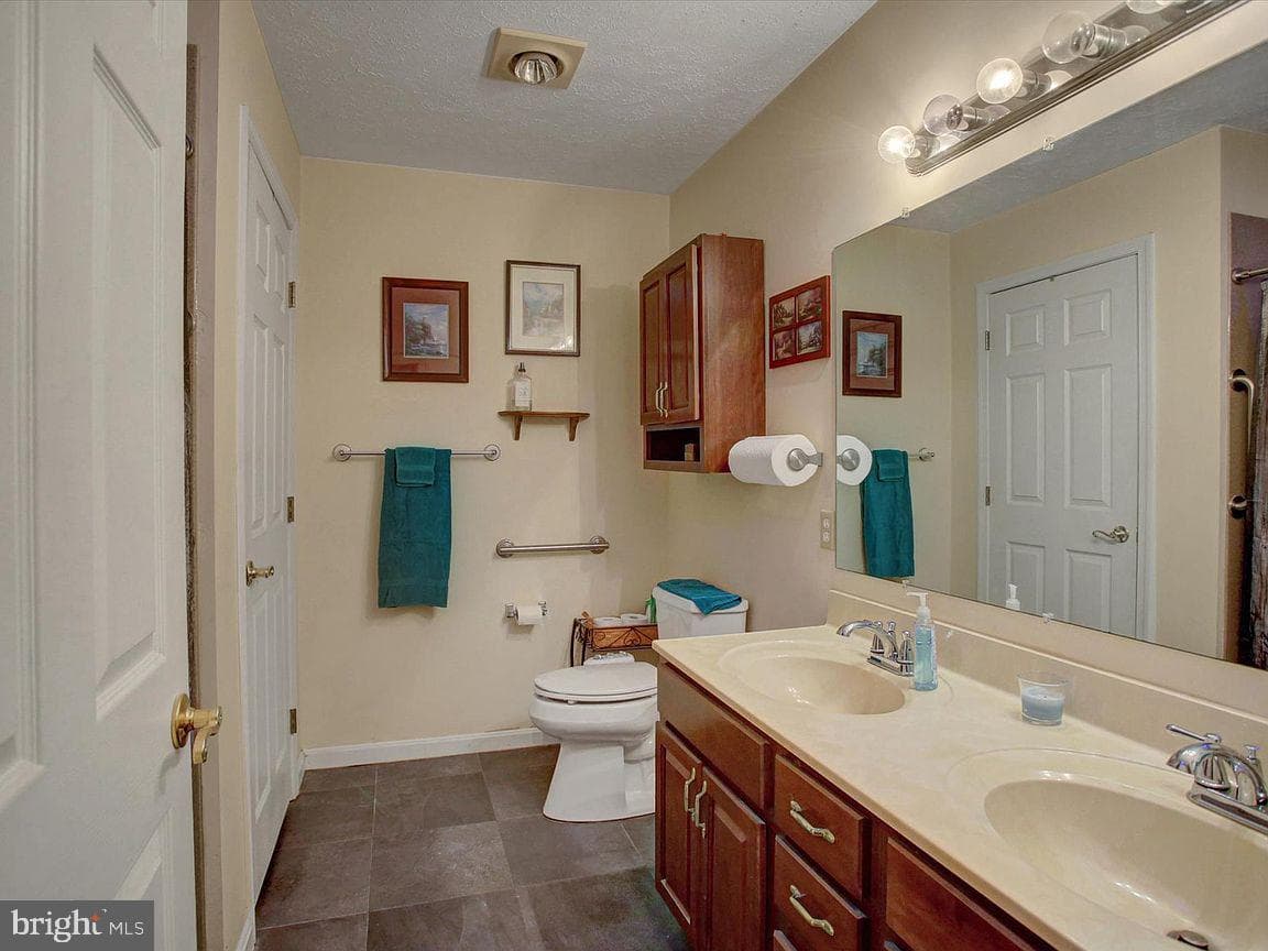 2355 Majestic Court photo 4