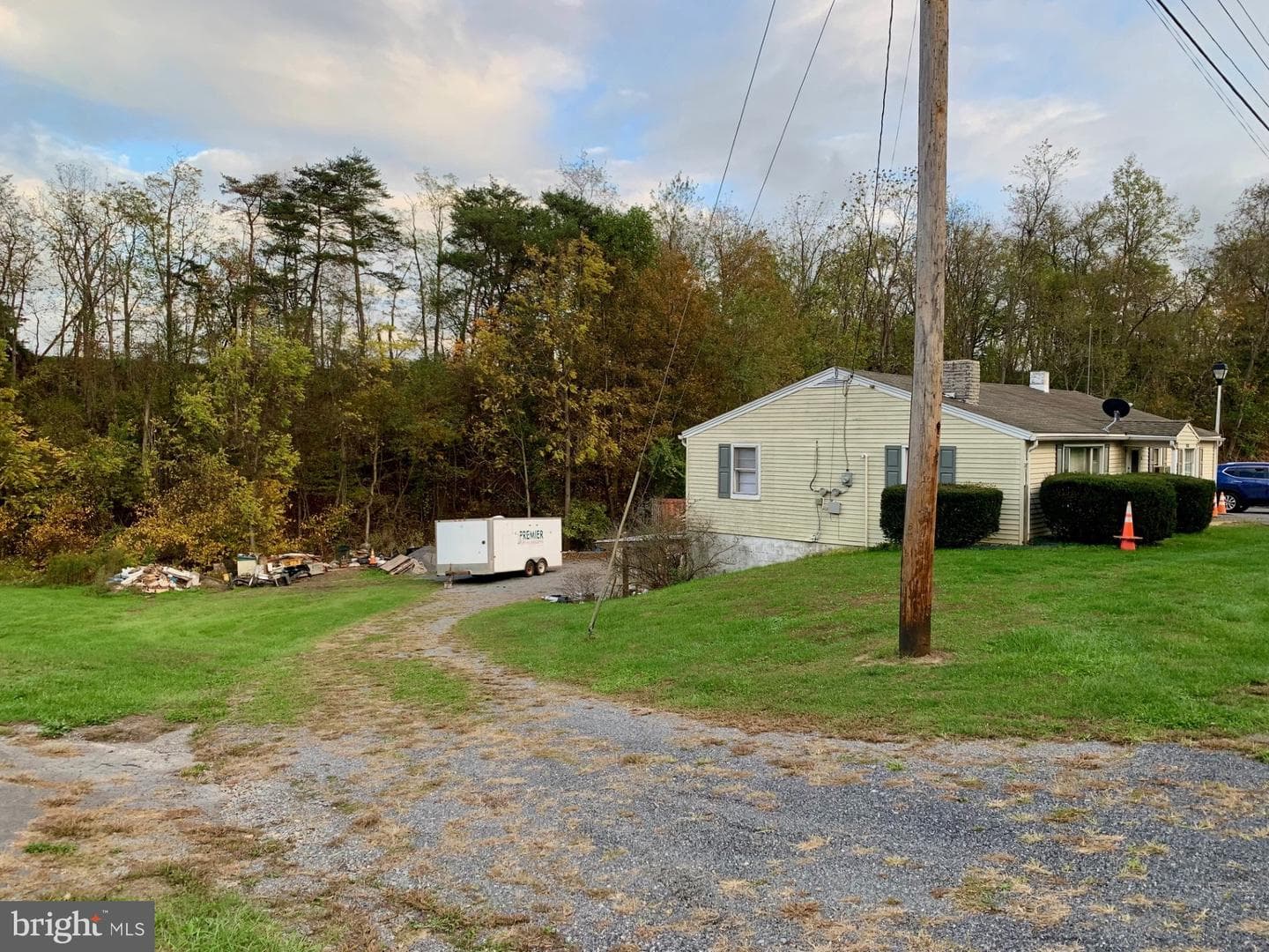 1898 Thompson Road photo 3