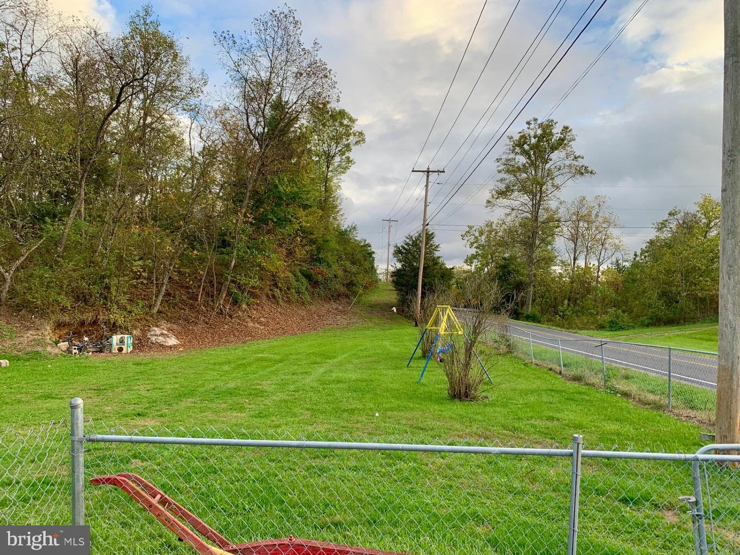 1898 Thompson Road photo 4