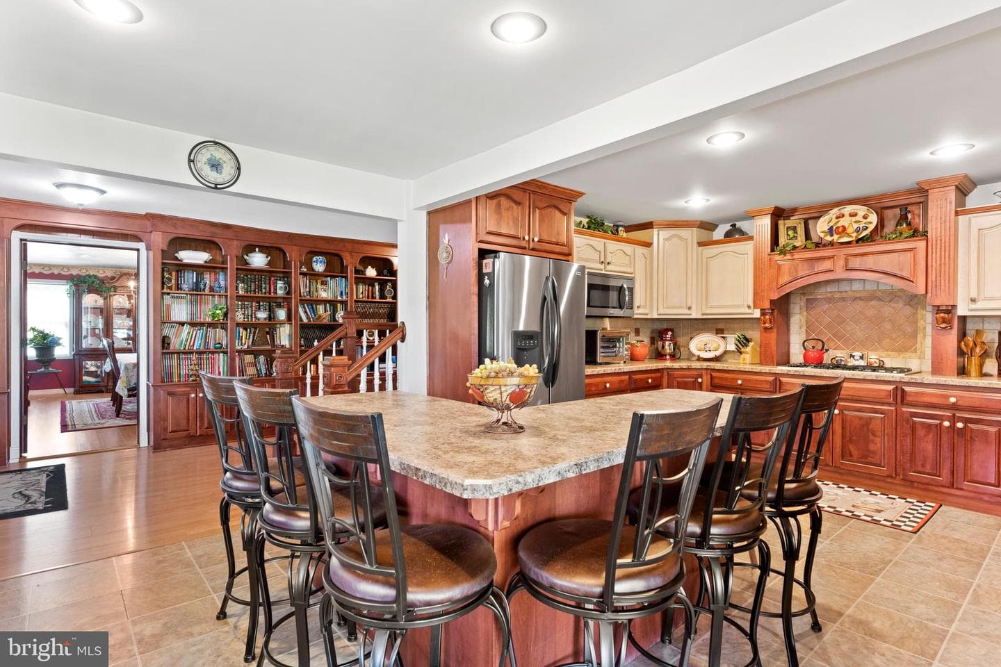 2582 Middle Road photo 7