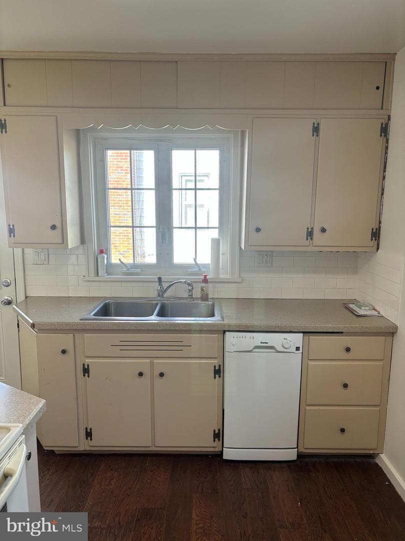 202 Locust Street photo 5
