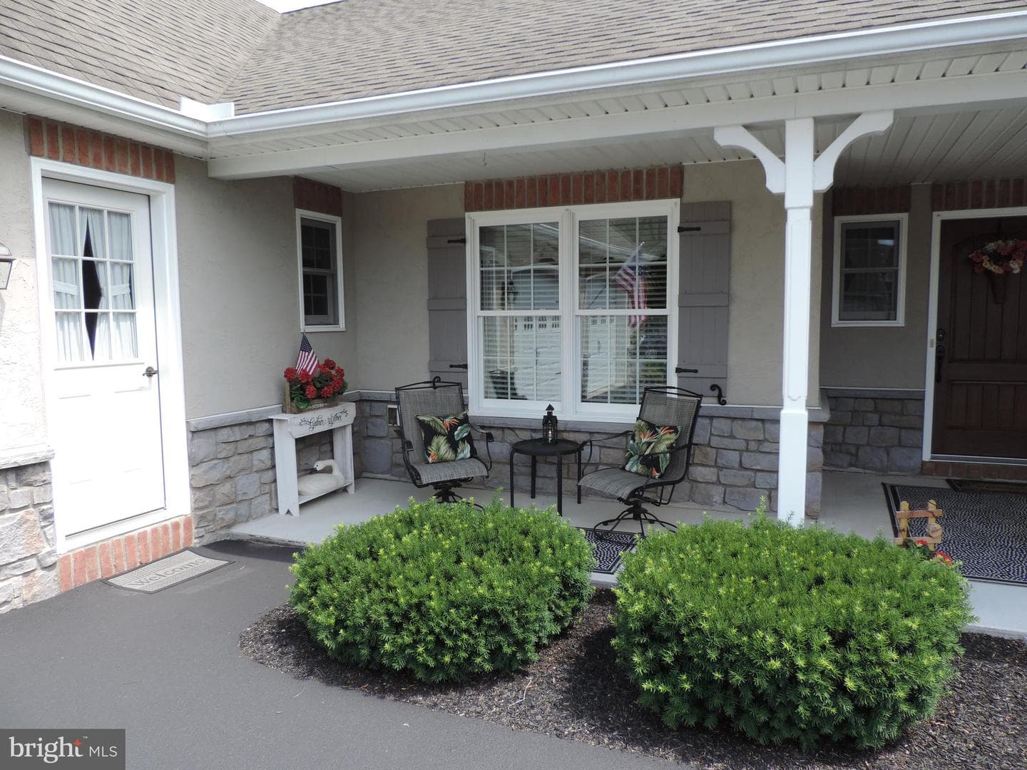 888 Cambridge Drive photo 2