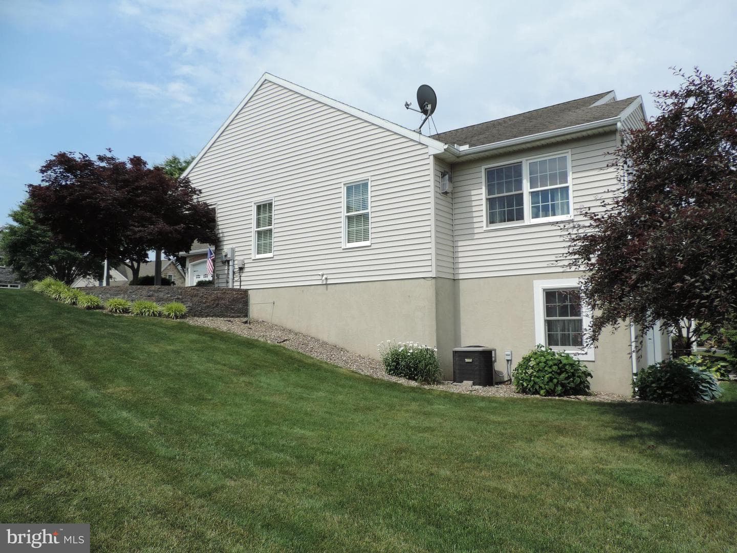 888 Cambridge Drive photo 4