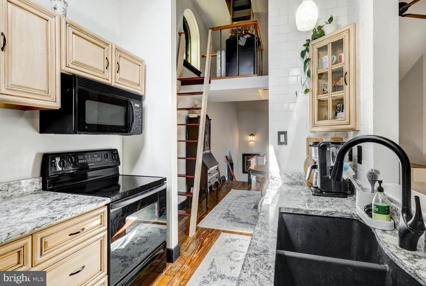 102 W Walnut Street photo 17