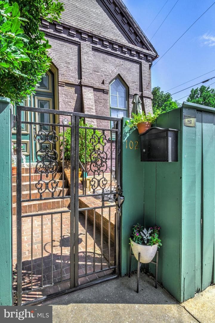 102 W Walnut Street photo 2