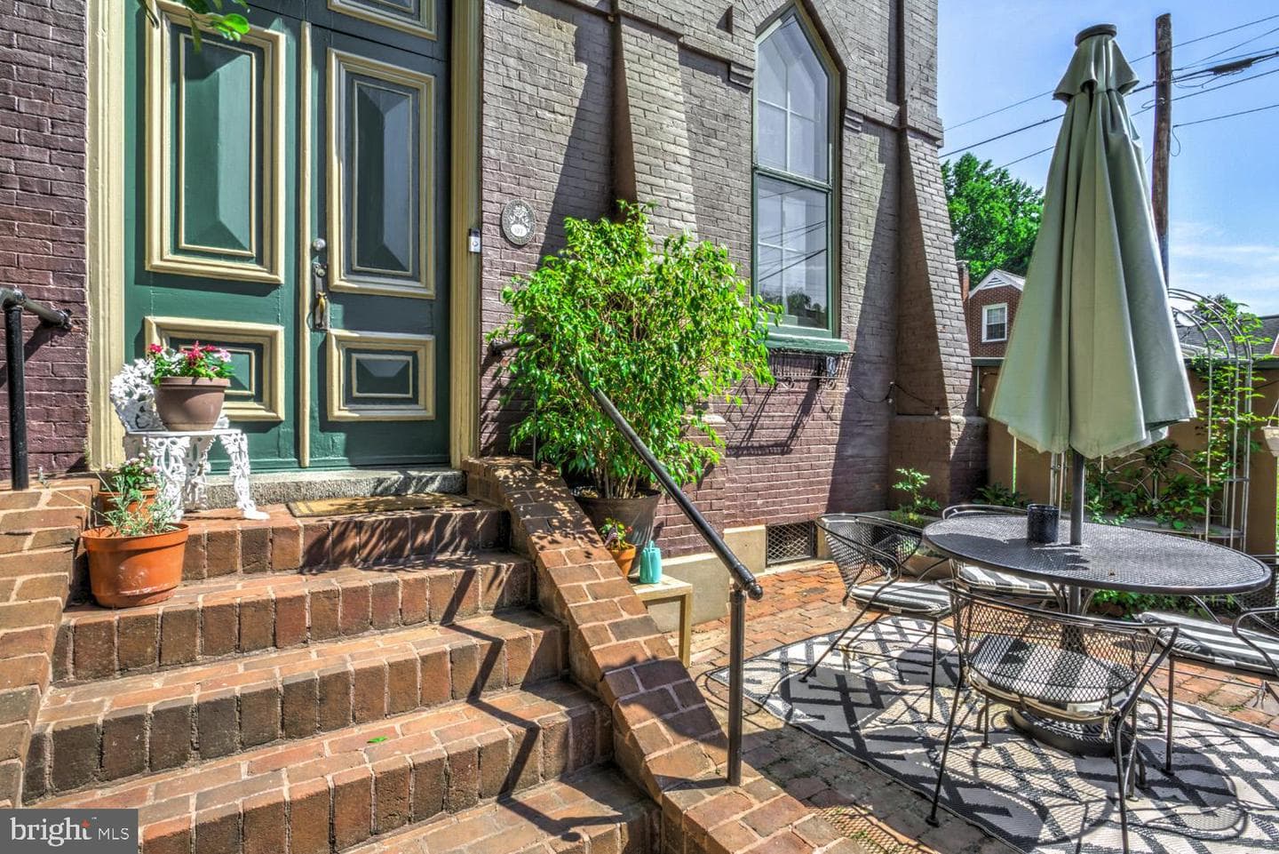102 W Walnut Street photo 3